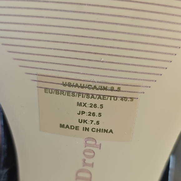 Elegant Black Croc-Patterned Heels - Picture 10 of 11